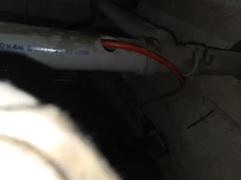 부산진구 어두운 배관 아래 작업 구멍에 넣은 장비 줄