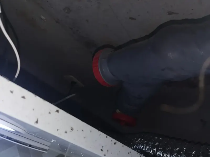 부산진구 벽 안으로 이어지는 배수관 이음부