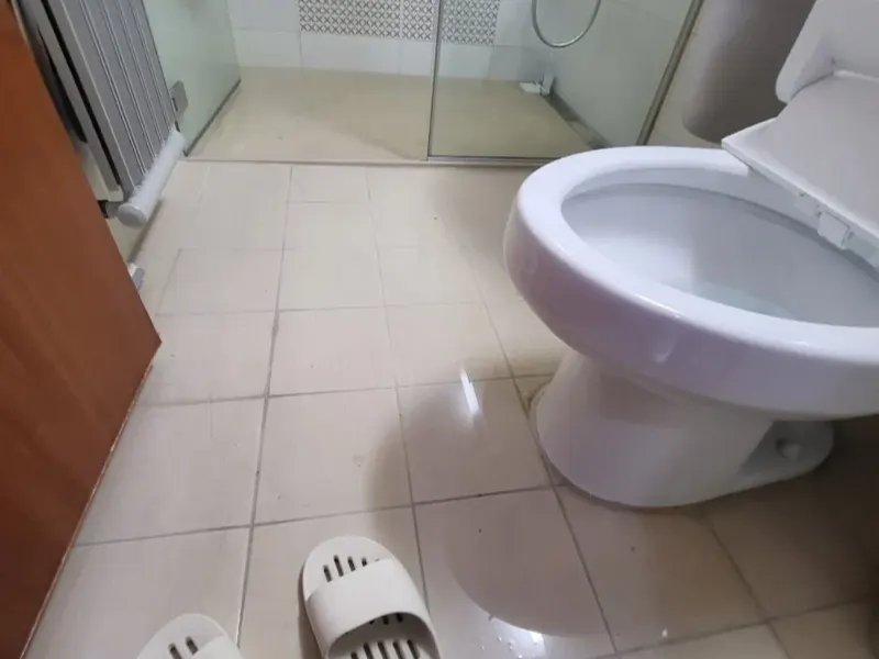 부산진구 물이 넘쳐 젖은 화장실 바닥
